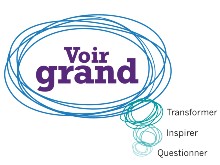 Logo violet, bleu et sarcelle de la série Voir grand de la Fédération, y compris le texte principal « Voir grand » et texte secondaire « Transformer, Inspirer, Questionner ». La forme de ce logo s’apparente à une bulle de dialogue. 