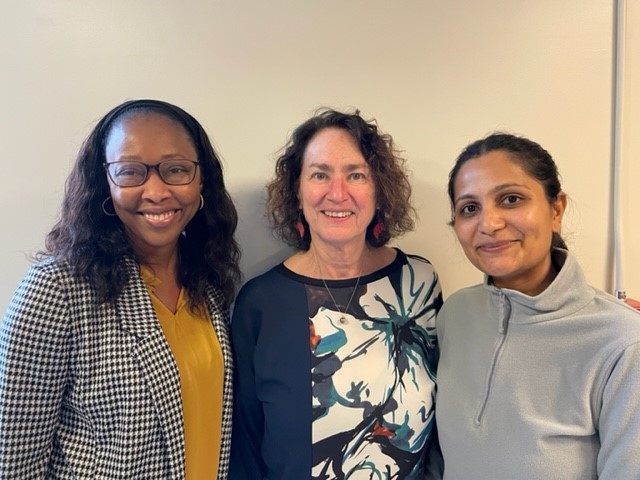 A photo of Tanya Manning-Lewis, Kathy Sanford, and Nabila Kazmi smiling at the camera. Une photo de Tanya Manning-Lewis, Kathy Sanford, et Nabila Kazmi souriant à la caméra.