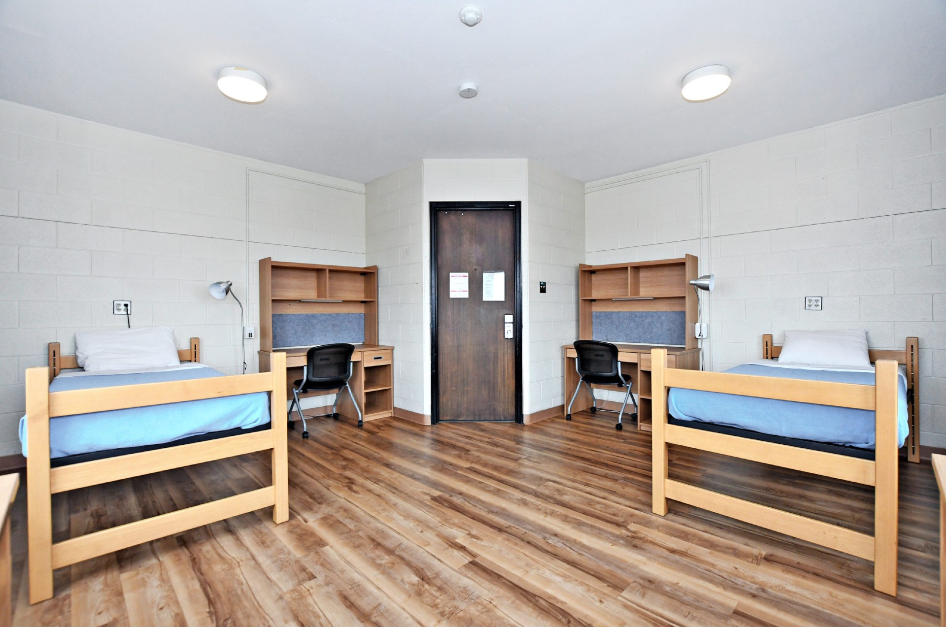 Picture of a double room in Tatham-Hall building. Two beds with two desk.