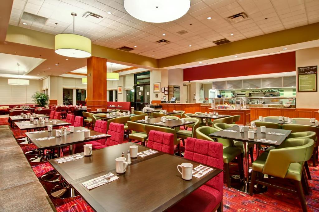 Hilton Markham dining room / Salle à manger du Hilton Markham