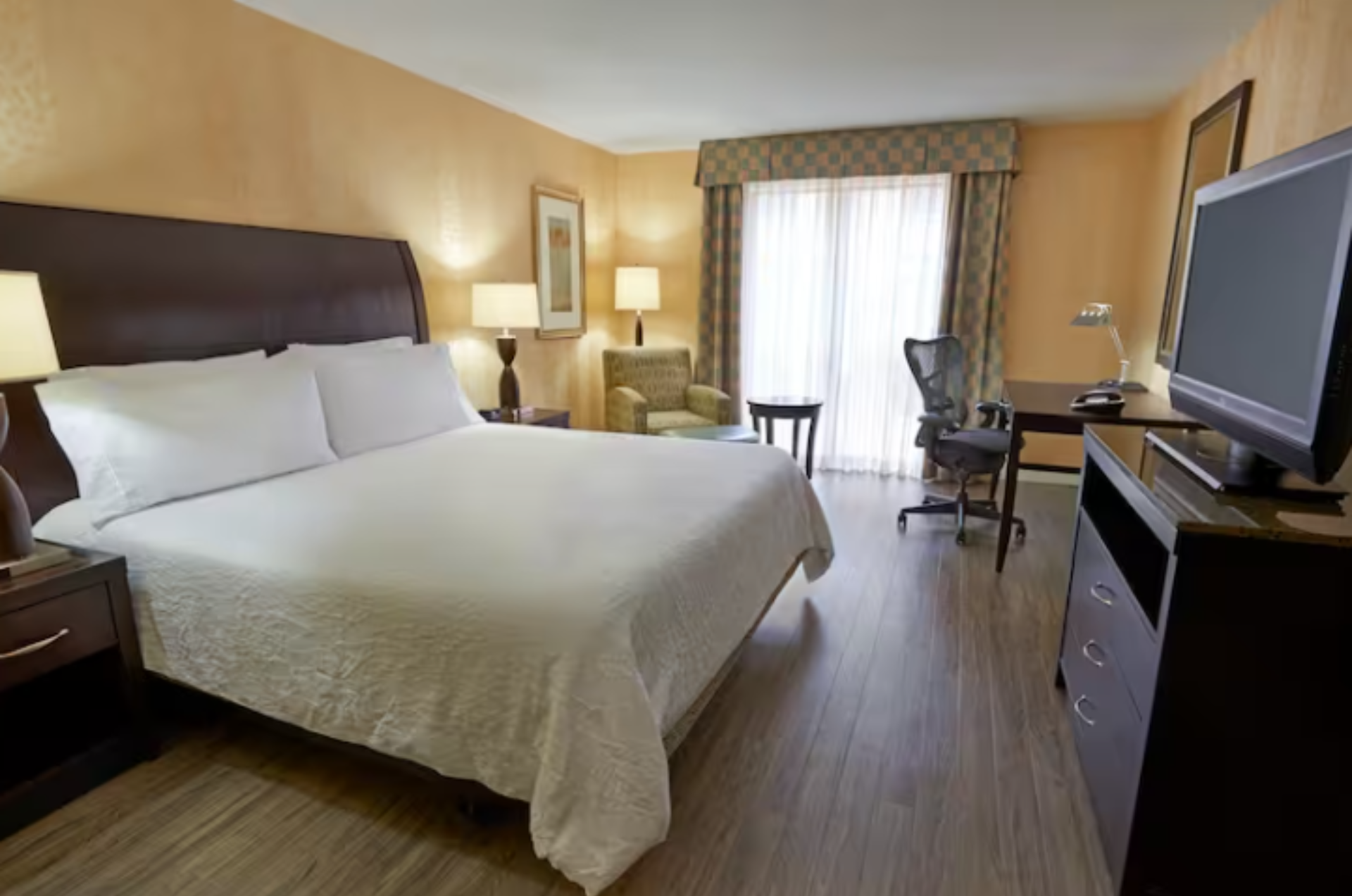 Hilton hotel king size bedroom/ Chambre à coucher de l'hôtel Hilton