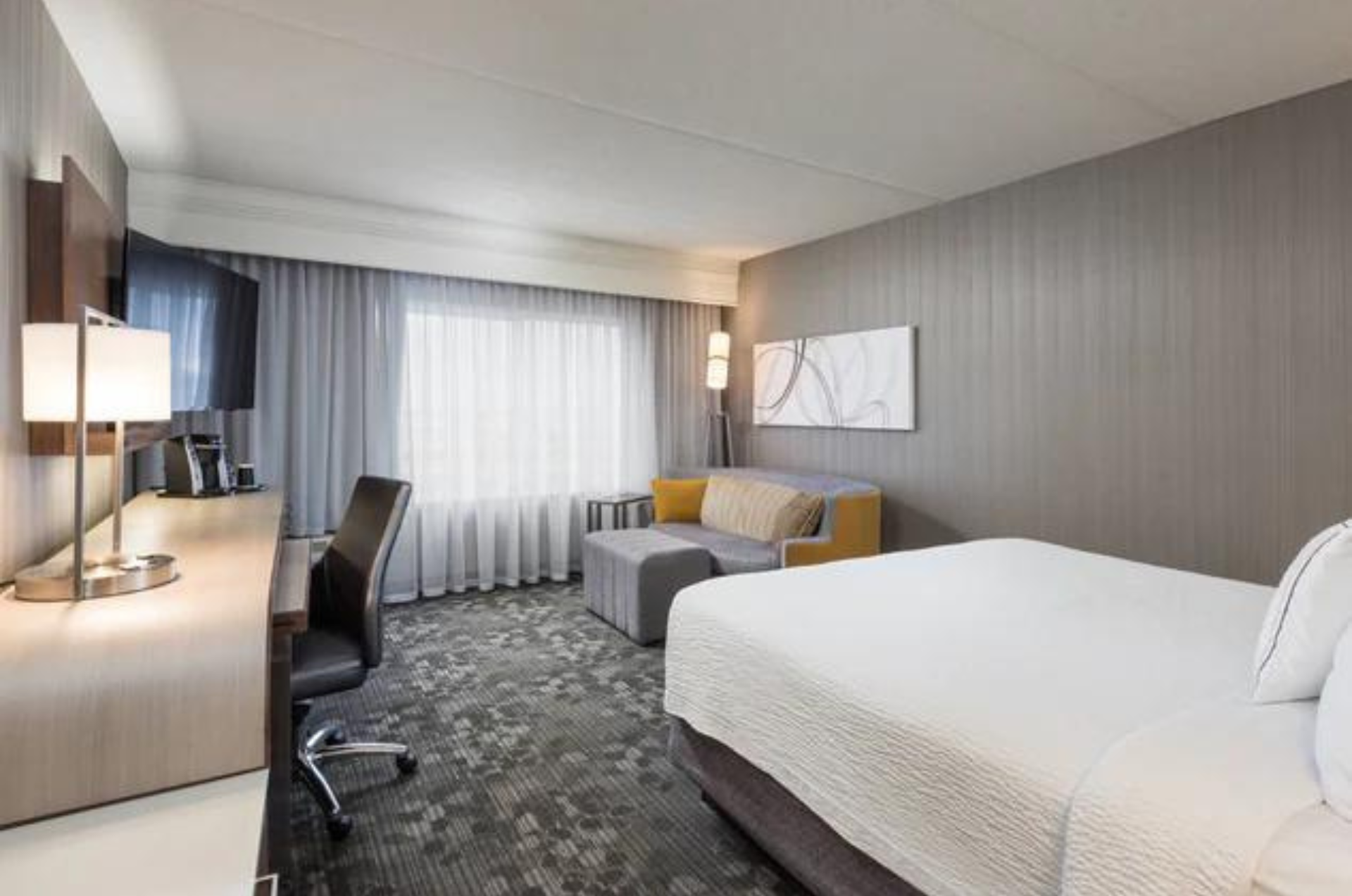 Marriot hotel, king size bedroom with sofa bed / Hôtel Marriot, chambre à coucher king size avec canapé-lit