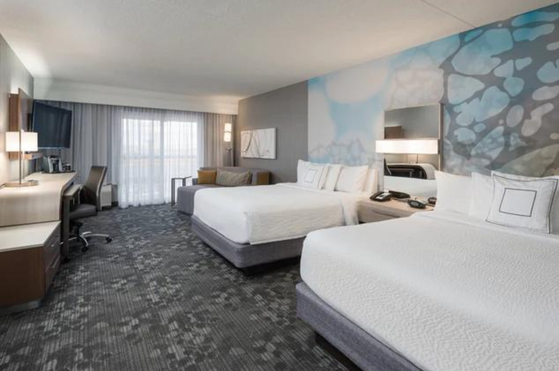 Marriot hotel, two queen size bedroom / Hôtel Marriot, deux chambres à coucher à lit double 
